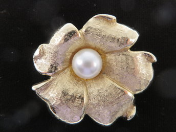 Emmons Brooch Pendant, Gold Tone Flower Brooch with Faux Pearl and Chain Necklace