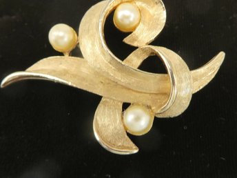 Vintage Floral Brooch, Emmons Gold Tone Flower Pin with Faux Pearls
