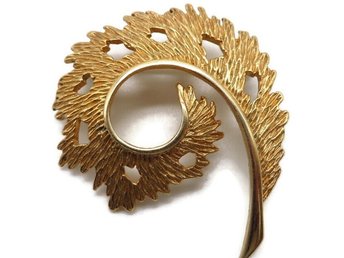 HEDI Textured Gold Tone Curved Leaf Brooch