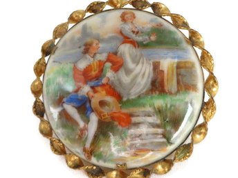  Round Gold Edged Cameo Courting Scene Pin